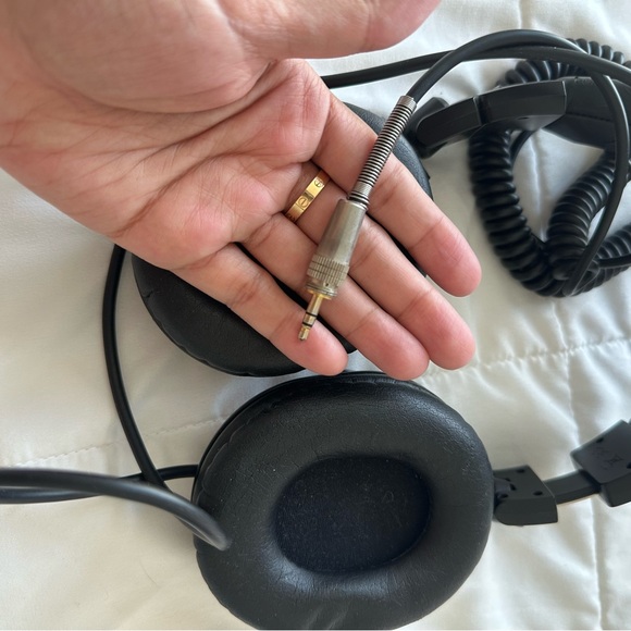 Audio-Technica ATH-M50 Professional Studio Monitor Headphones (coiled cable) - Picture 4 of 7